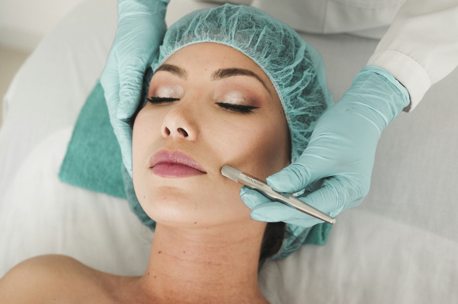 Hydrafacial treatment in progress